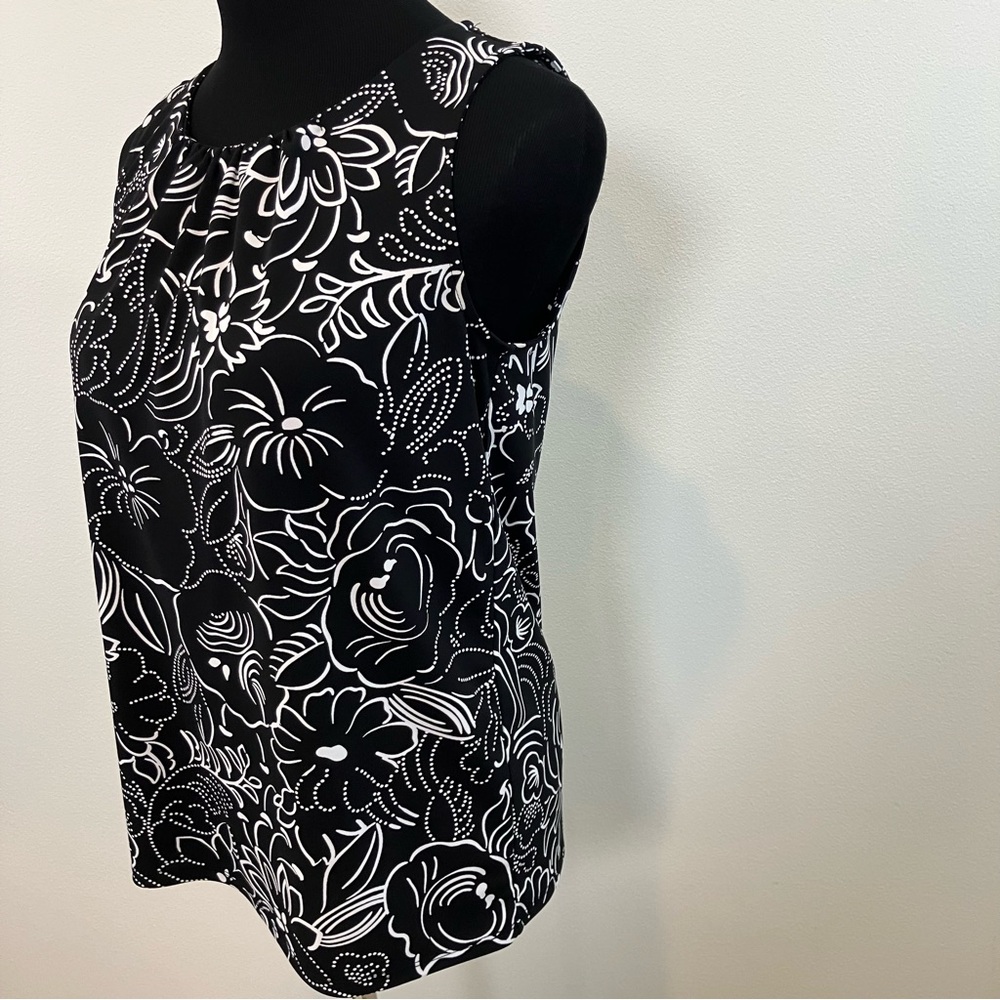 Black & White Floral Sleeveless Blouse - Picture 4 of 9